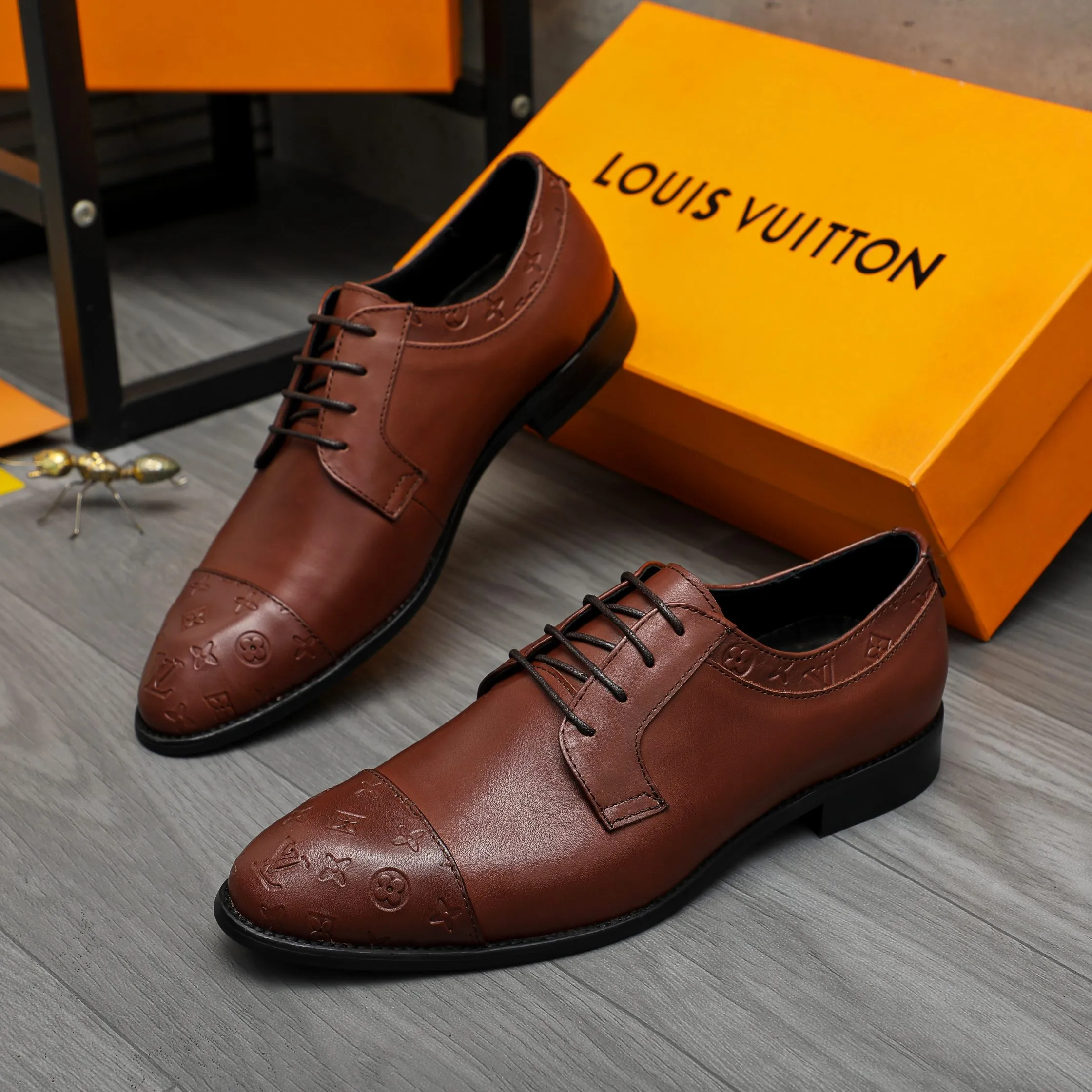 Men's shoes 💰p460 Product trademark: LV (Louis Vuitton) business lace-up leather shoes True size: 39-44 Product material: Selected high-quality cowhide stitching embossed cowhide upper, cowhide lining, original rubber outsole
